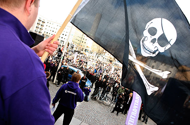 A Pirate Bay hívei hatalmas Jolly Rogers-zászlókat lengetnek a svéd kalózpárt nagygyűlésén Stockholmban április 18-án