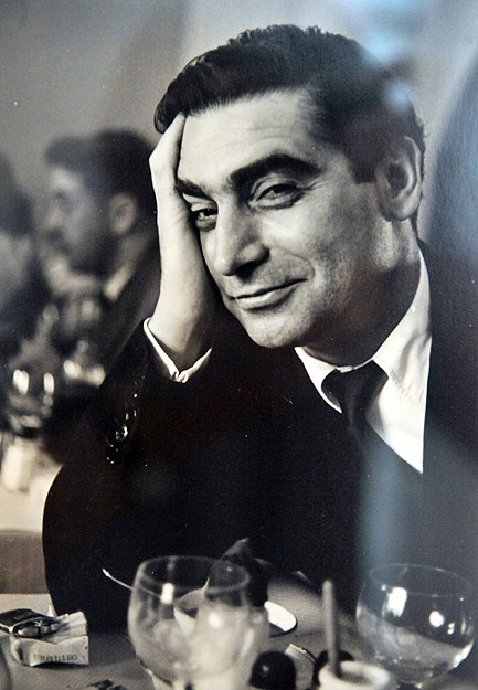 Ruth Orkin képe Robert Capa-ról Párizs, 1951