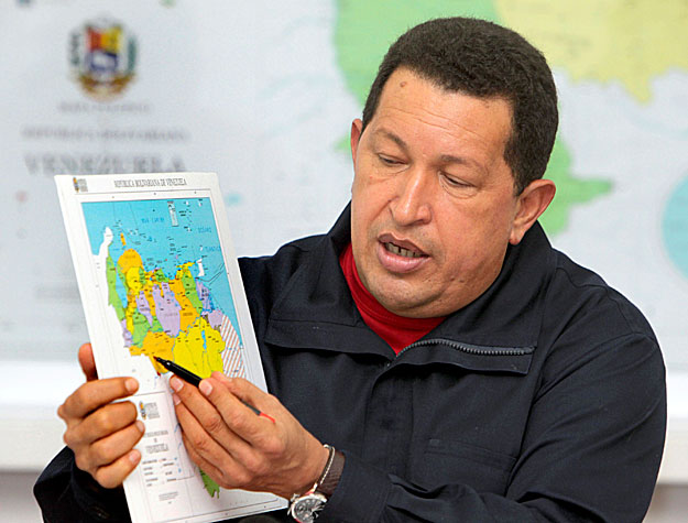 Hugo Chávez földrajzórát tart a caracasi Miraflores elnöki palotában