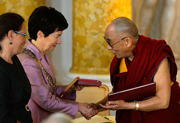 A dalai láma Hanna Gronkiewicz Waltz varsói polgármester elismerését fogadja