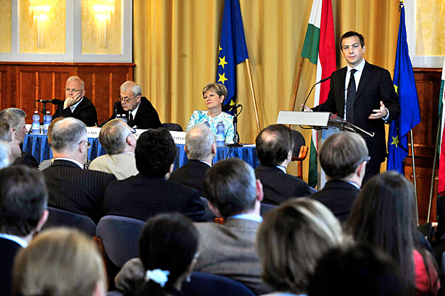 Balázs Péter külügyminiszter, Szabó Vilmos államtitkár, Szili Katalin házelnök és Bajnai Gordon miniszterelnök a 2009. évi külképviselet-vezetői értekezleten a Külügyminisztériumban.