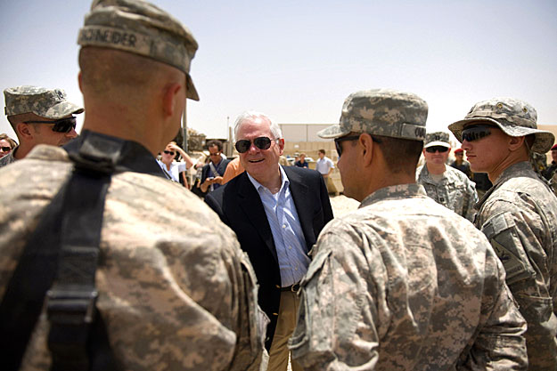 Robert Gates amerikai katonákkal iraki látogatásán