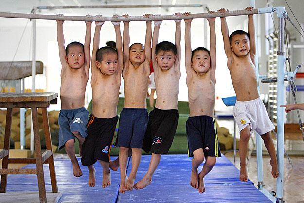 Gimnasztikázó fiúk Sanghajban. Együtt, de nem testvérek