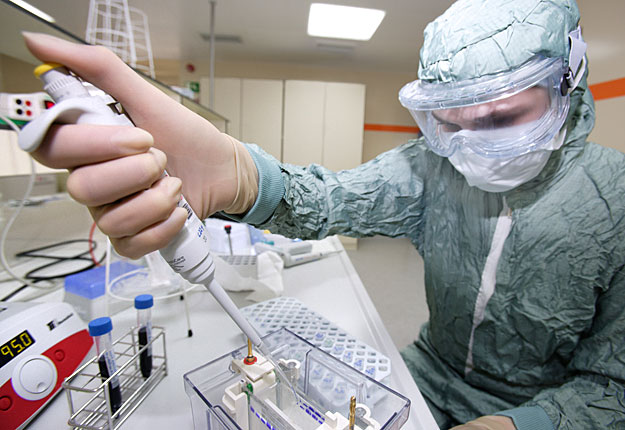 Az új vírus elleni oltóanyag készül a drezdai GlaxoSmithKline laboratóriumban
