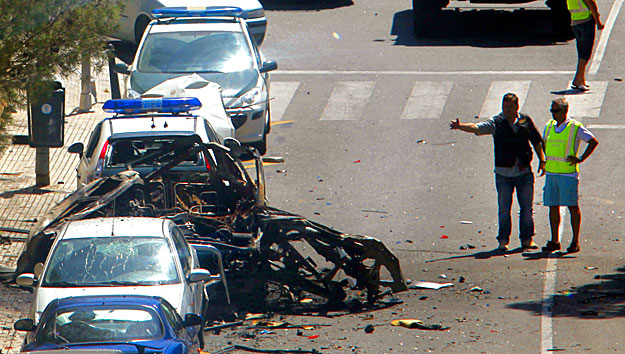 Vizsgálják a felrobbant gépjárművet és környékét Mallorcán. A detonációban legalább ketten meghaltak