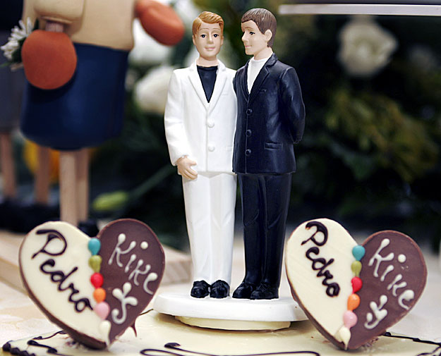Esküvői tortadísz a világ első melegházasságán Pedro Alcala de Palacios és Kike Cotarelo Blas 2005. augusztus 13-án keltek egybe az észak-spanyolországi 
Asturiasban