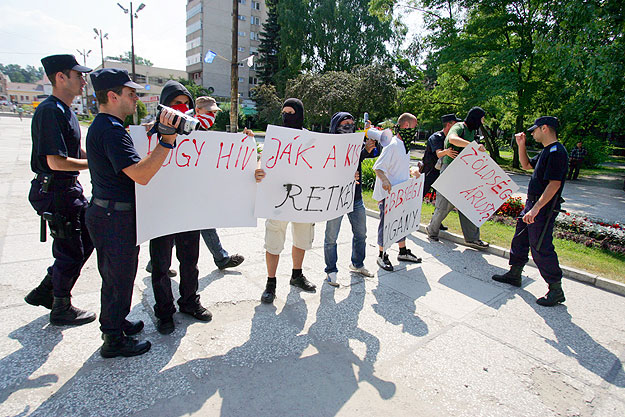 Csendőrök vezetik el a Hatvannégy Vármegye Ifjúsági Mozgalom néhány tagját a tüntetésről, mert sértő feliratot tartottak a felvonulóknak Csíkszereda, 2009. július 30-án