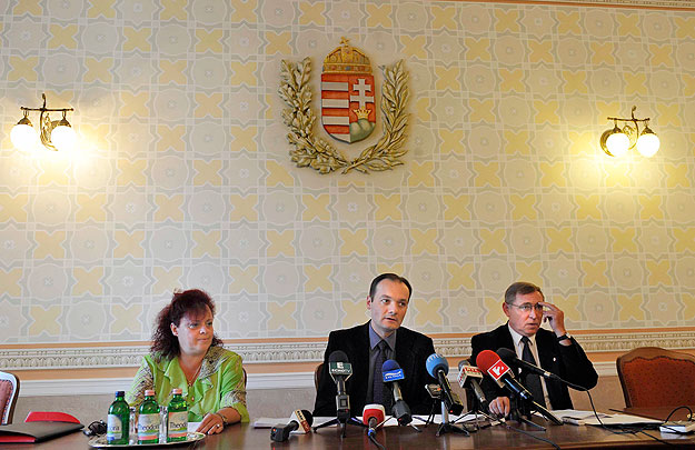 Az UD Zrt-ügyben tartanak sajtótájékoztatót a főügyészség munkatársai Budapesten 2009. július 30-án    