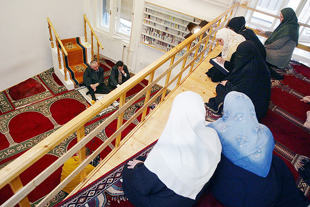 Az iszlám szervezetek lakásból kialakított imateremben vagy családi házban működnek