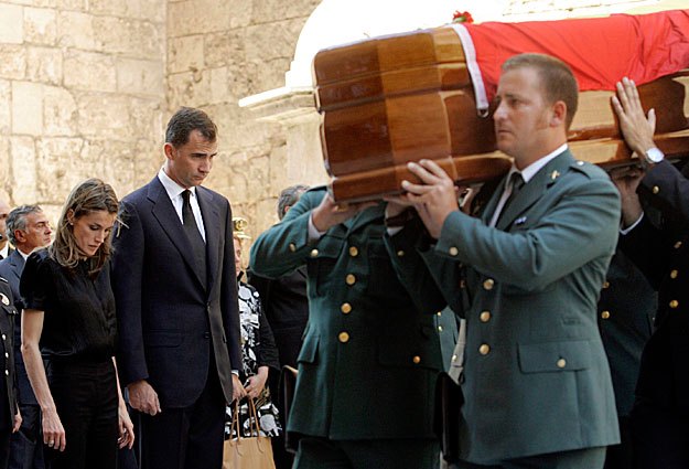 Fülöp herceg és felesége Letizia a merényletben elhunyt csendőrök gyászszertartásán 