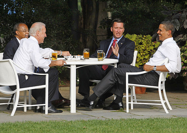 Joe Biden alelnök, Henry Louis Gates professzor, James Crowley őrmester és Barack Obama elnök söröznek