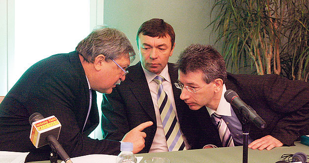 Csányi és Urbán összehajol a Garancia eladásának 2008-as bejelentésekor (középen Utassy László, a biztosító akkori vezére)