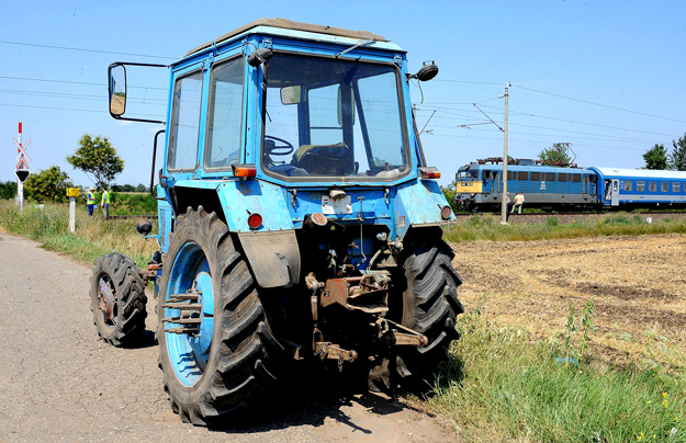 Az ütközést okozó traktor áll Kaba határában, a vasúti kereszteződésnél, ahol előzőleg vezetője eddig tisztázatlan okból járművével vonat elé hajtott