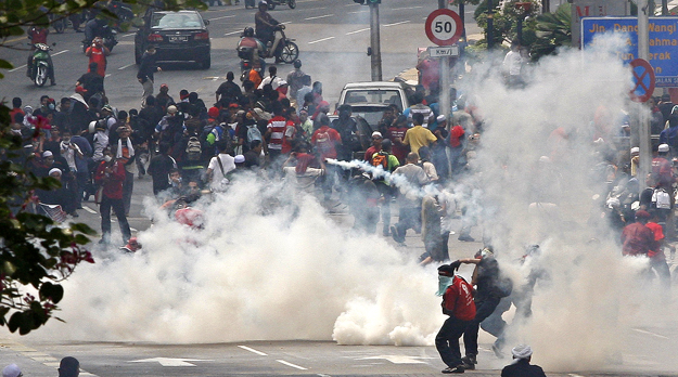 Könnygázzal oszlat a maláj rendőrség Kuala Lumpurban  2009. augusztus 1-én
