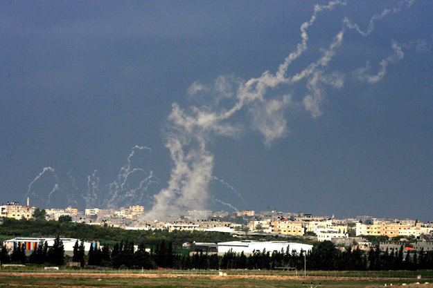 Palesztinok rakétával lõnek izraeli területet a Gázai övezet északi részéből. Izrael attól fél, hogy Ciszjordániából is hasonló támadások érhetik