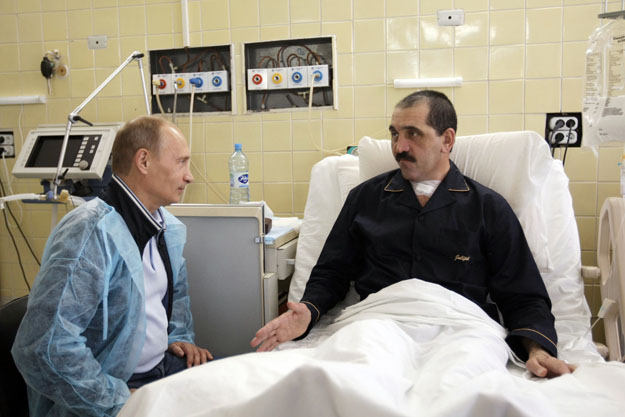 Vlagyimir Putyin születésnapi látogatása a moszkvai kórházban fekvő Junusz-Bek Jevkurov ingusföldi elnöknél