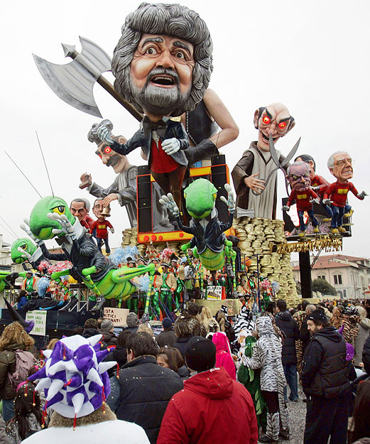 Beppe Grillo óriásbábuja a viareggiói karneválon