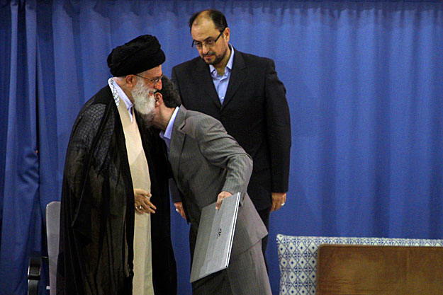 Ali Hamenei ajatollah jóváhagyta Mahmúd Ahmadinezsád elnökké választását Teheránban, 2009. augusztus 3-án