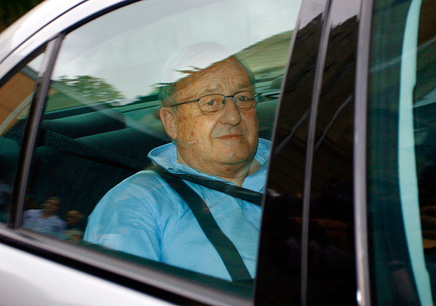 German-Canadian arms dealer Karlheinz Schreiber arrives at the prison in the Bavarian town of Augsburg, August 3, 2009. Schreiber facing tax evasion and corruption charges in Germany lost a last-ditch appeal on Sunday to stop his extradition when an 