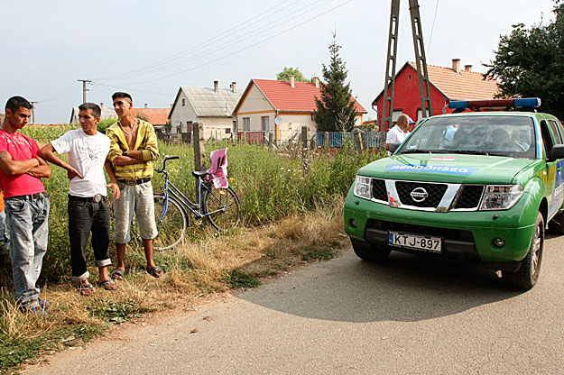 Helybéliek gyülekeznek a gyilkosság helyszínénél