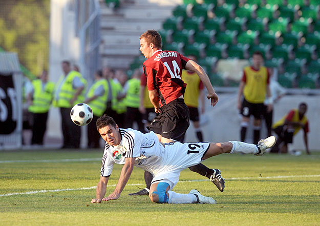 Bajzát Péter, a Győri ETO FC játékosa (elöl) elesik Debreceni András, a Budapest Honvéd játékosa előtt a labdarúgó Magyar Kupa döntőjének első mérkőzésén Győrött. 