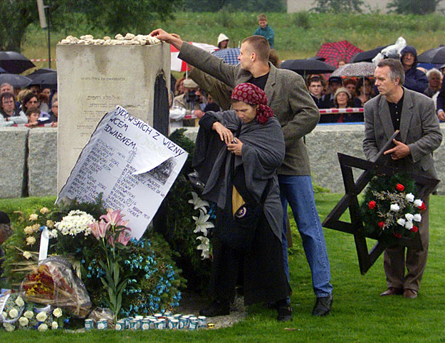 Az 1941-es jedwabnei pogrom áldozatainak hozzátartozói egy 2001-es megemlékezésen