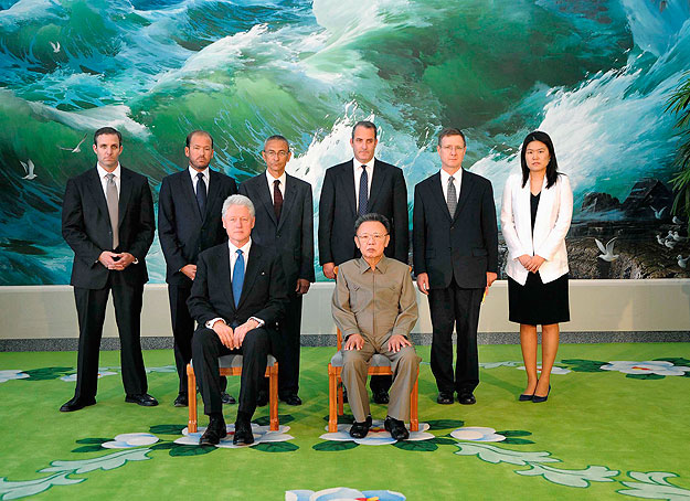 Bill Clinton és Kim Dzsong Il hivatalos közös képe