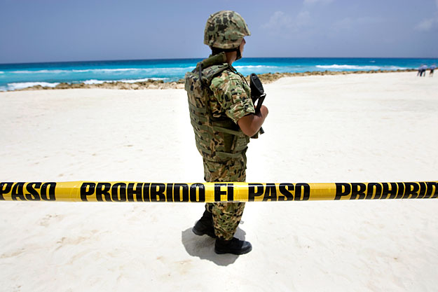 Mexikói katona őrzi a homokot