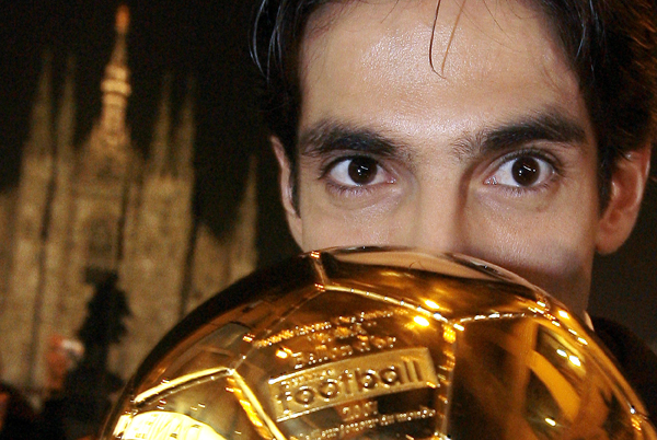 Diadalmas bevonulás: Kaká a 2007-ben elnyert aranylabdát csókolja a milánói dóm előtt