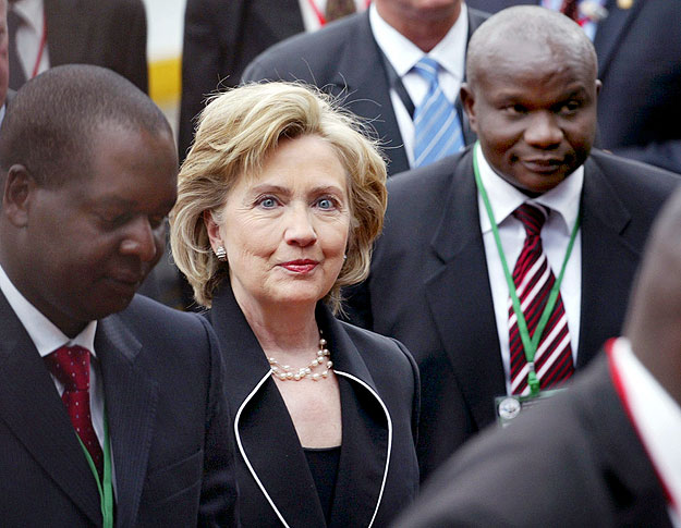 U.S. Secretary of State Hillary Clinton (C), arrives at the opening session of the eighth Africa Growth Opportunities Act (AGOA) Forum in Kenya's capital Nairobi, August 5, 2009. Clinton said Wednesday investors will shun African states with weak lea