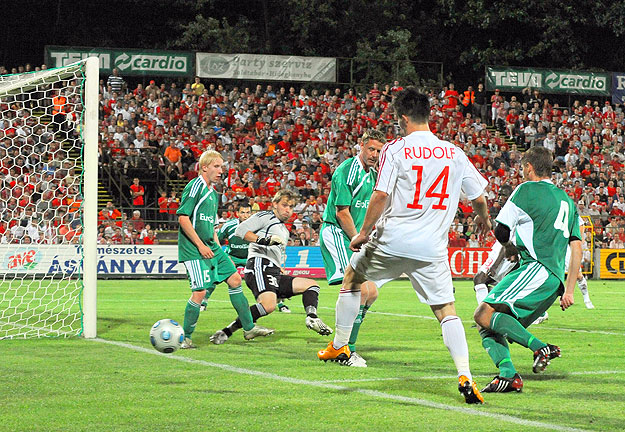 Debrecen, 2009. augusztus 5.
Jelenet a a tallini kapu elõtt, jobbról Morozov Igor  és Rudolf Gergely (DVSC, 14)  a labdarúgó Bajnokok Ligája-selejtezõjének 3. fordulójában a DVSC-TEVA - Levadia Tallin (észt) visszavágó mérkõzésen Debrecenben az Oláh