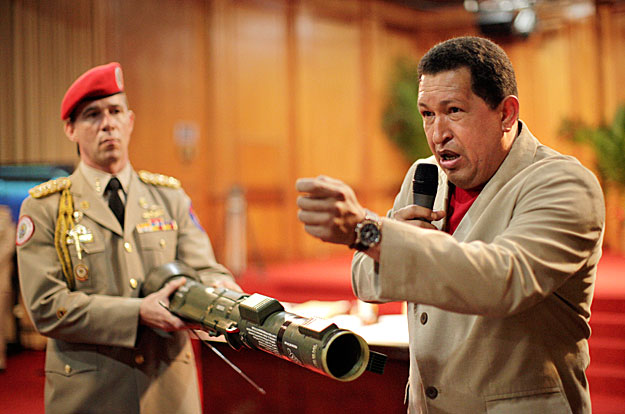 Hugo Chávez AT-4-es  páncéltörő rakétával egy sajtótájékoztatón
