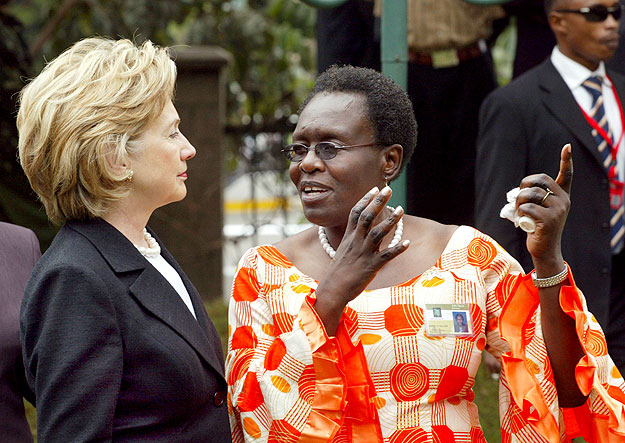 Julie Ogoye az Egyesült Államok követsége elleni bombázás túlélője Hillary Clintonnal Nairobiban. 