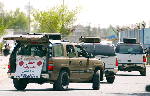 Magán őrző-védő cég konvoja halad Bagdad utcáin 2007 szeptemberében \