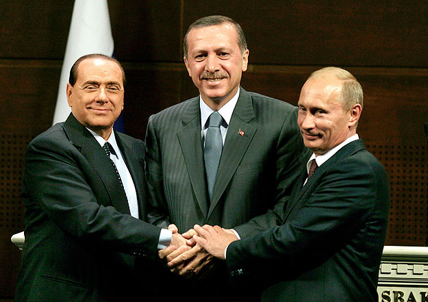 Silvio Berlusconi olasz kormányfő, Recep Tayyip Erdogan török és Vlagyimir Putyin orosz miniszterelnök ankarai találkozójukon 2009. augusztus 6-án