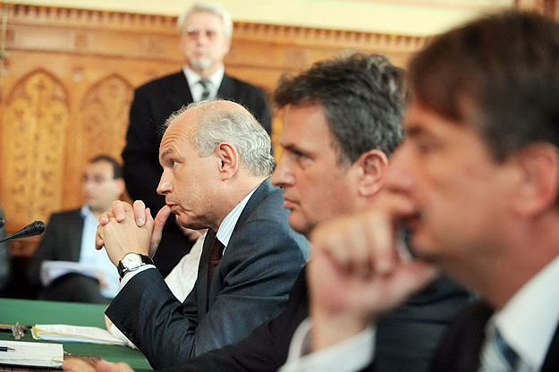 Fókuszban ketten is: Draskovics Tibor rendészeti miniszter és Bencze József országos rendőrfőkapitány a bizottság ülésén