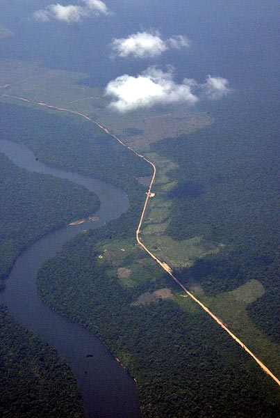 Erdõpusztítás nyomai a transz-amazonas-i autópálya mentén