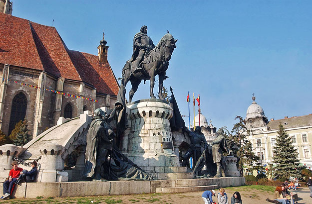 A kolozsvári Szent Mihály temlom részlete, előtte a Mátyás-szoborral