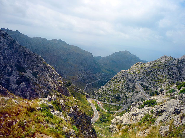 A mediterrán szigeten romantikusan kanyarognak az autópályák is