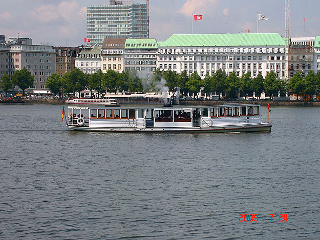 Hamburg belvárosát is körbe lehet járni az Amsteren és a csatornákon közlekedő kishajókkal