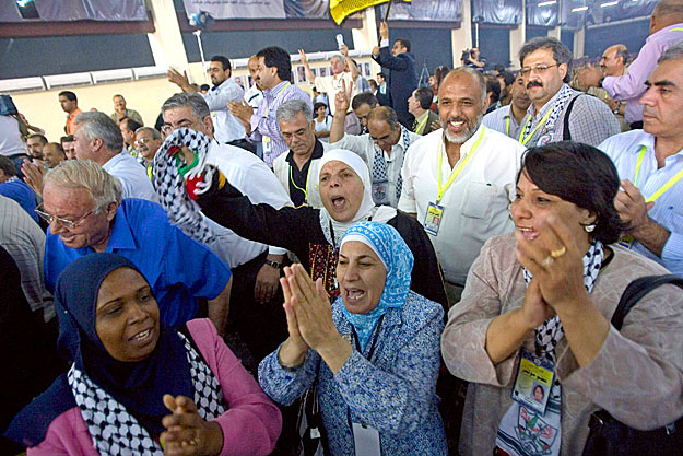 A küldöttek ünneplik Mahmúd Abbászt