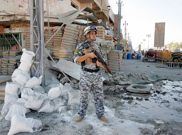 Rendőr az egyik bagdadi robbantás helyszínén