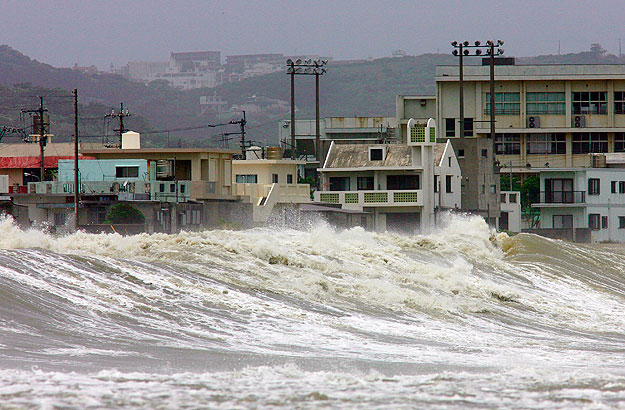 A Morakot tájfun keltette óriási hullámok korbácsolják az Okinava tartománybeli Nandzso város partját