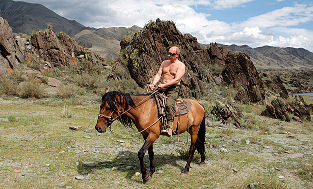 Gojko Mitic nyomdokain. Az orosz miniszterelnök a Moszkvától 3400 kilométerre keletre fekvő Tuva Autonóm Köztársaságban töltötte vakációját