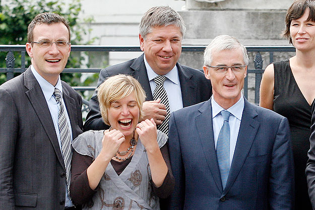 Joke Schauvliege minisztertársai körében egy fotózáson. Egy sikeres szavazatszerző