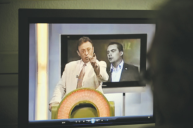 Betlen János műsorvezető, mögötte a Jobbik elnöke