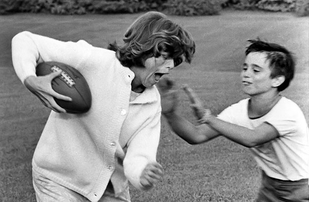Eunice Kennedy Shriver fiával, Roberttel játszik 1965. szeptember 28-án