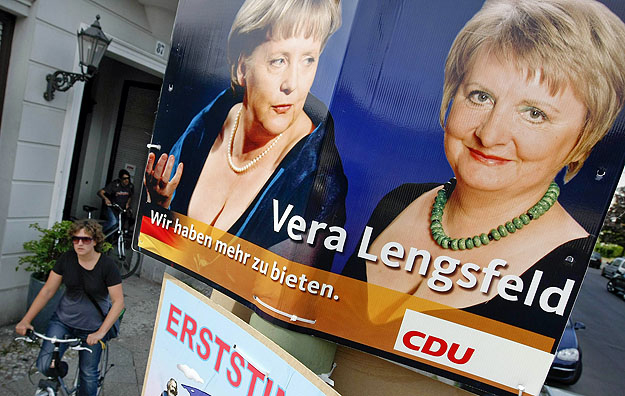 "Mi többet kínálunk" - Vera Lengsfeld választási plakátja Angela Merkellel