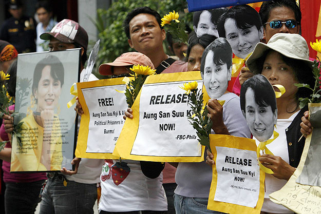Aung San Suu Kyi szabadon engedéséért tüntetnek a Fülöp-szigeteki Manilában