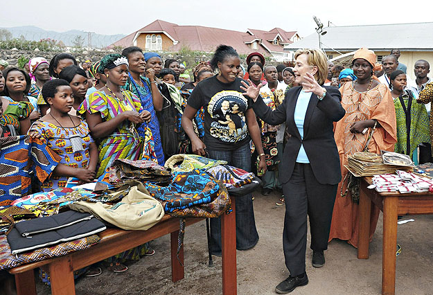 Hillary Clinton egy gomai klinikán